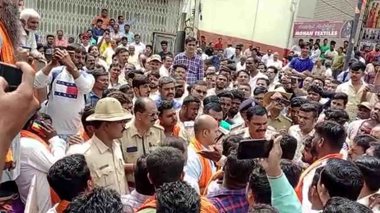 ಕನ್ಹಯ್ಯಾ ಲಾಲ್ ಹತ್ಯೆ ಖಂಡಿಸಿ ಇಂದು ಹೊಸಪೇಟೆ ಬಂದ್! ಪ್ರತಿಭಟನಾಕಾರರನ್ನು ವಶಕ್ಕೆ ಪಡೆದ ಪೊಲೀಸರು ಕನ್ಹಯ್ಯಾ ಲಾಲ್ ಹತ್ಯೆ ಖಂಡಿಸಿ ಇಂದು ಹೊಸಪೇಟೆ ಬಂದ್! ಪ್ರತಿಭಟನಾಕಾರರನ್ನು ವಶಕ್ಕೆ ಪಡೆದ ಪೊಲೀಸರು