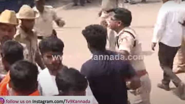 ಕನ್ಹಯ್ಯ ಲಾಲ್ ಹತ್ಯೆ: ಹೊಸಪೇಟೆಯಲ್ಲಿ ಪ್ರತಿಭಟನೆ ನಡೆಸುತ್ತಿದ್ದ ಹಿಂದೂ ಕಾರ್ಯಕರ್ತರನ್ನು ಚದುರಿಸಲು ಶಕ್ತಿ ಪ್ರದರ್ಶನ ನಡೆಸಿದರು ಕನ್ಹಯ್ಯ ಲಾಲ್ ಹತ್ಯೆ: ಹೊಸಪೇಟೆಯಲ್ಲಿ ಪ್ರತಿಭಟನೆ ನಡೆಸುತ್ತಿದ್ದ ಹಿಂದೂ ಕಾರ್ಯಕರ್ತರನ್ನು ಚದುರಿಸಲು ಶಕ್ತಿ ಪ್ರದರ್ಶನ ನಡೆಸಿದರು