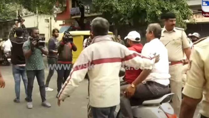 ಚಾಮರಾಜಪೇಟೆ ಬಂದ್: ಶಾಸಕ ಜಮೀರ್ ಕಚೇರಿ ಮುಂದೆ ನೆರೆದ ಪ್ರತಿಭಟನೆಕಾರರನ್ನು ಪೊಲೀಸರು ಶಾಂತವಾಗಿ ದೂರ ಕಳಿಸಿದರು ಚಾಮರಾಜಪೇಟೆ ಬಂದ್: ಶಾಸಕ ಜಮೀರ್ ಕಚೇರಿ ಮುಂದೆ ನೆರೆದ ಪ್ರತಿಭಟನೆಕಾರರನ್ನು ಪೊಲೀಸರು ಶಾಂತವಾಗಿ ದೂರ ಕಳಿಸಿದರು