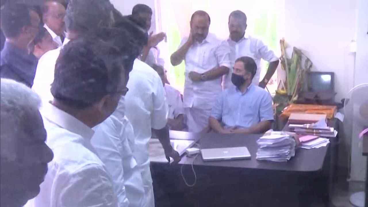 ಹಿಂಸೆ ಯಾವುದಕ್ಕೂ ಪರಿಹಾರವಲ್ಲ, ಕಚೇರಿ ಧ್ವಂಸ ಮಾಡಿರುವುದು ದುರದೃಷ್ಟಕರ ಸಂಗತಿ: ರಾಹುಲ್ ಗಾಂಧಿ ಹಿಂಸೆ ಯಾವುದಕ್ಕೂ ಪರಿಹಾರವಲ್ಲ, ಕಚೇರಿ ಧ್ವಂಸ ಮಾಡಿರುವುದು ದುರದೃಷ್ಟಕರ ಸಂಗತಿ: ರಾಹುಲ್ ಗಾಂಧಿ