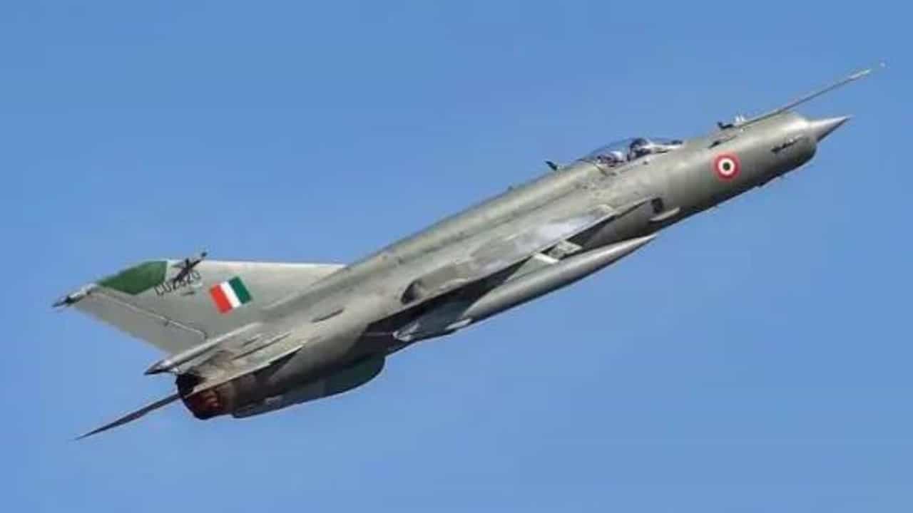 Mig 21 crash: ಮಿಗ್-21 ಲಘು ವಿಮಾನ ಪತನ, ಇಬ್ಬರು ಪೈಲಟ್ಗಳ ಸಾವು Mig 21 crash: ಮಿಗ್-21 ಲಘು ವಿಮಾನ ಪತನ, ಇಬ್ಬರು ಪೈಲಟ್ಗಳ ಸಾವು