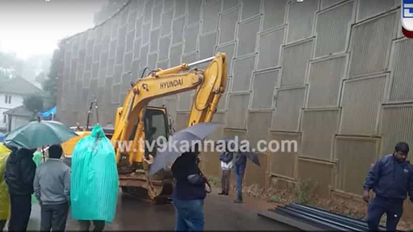 ಕೊಡಗು ಡಿಸಿ ಕಚೇರಿ ಮುಂದಿನಿಂದ ಹಾದುಹೋಗುವ ರಾಹೆ ಪಕ್ಕದ ತಡೆಗೋಡೆ ಮತ್ತಷ್ಟು ಶಿಥಿಲ, ಪರ್ಯಾಯ ರಸ್ತೆ ಕಲ್ಪಿಸಿದ ಪೊಲೀಸರು