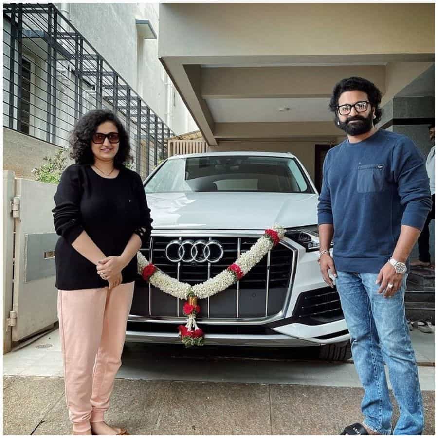 ‘ಕಾಂತಾರ’ ಚಿತ್ರದ ಕೆಲಸಗಳಲ್ಲಿ ಬ್ಯುಸಿ ಆಗಿರುವ ರಿಷಬ್ ಶೆಟ್ಟಿ ಅವರು ದುಬಾರಿ ಬೆಲೆಯ ಐಷಾರಾಮಿ ಕಾರನ್ನು ಖರೀದಿಸಿದ್ದಾರೆ. ಪತ್ನಿ ಪ್ರಗತಿ ಶೆಟ್ಟಿ ಅವರು ಹೊಸ ಕಾರಿನ ಫೋಟೋಗಳನ್ನು ಸೋಶಿಯಲ್ ಮೀಡಿಯಾದಲ್ಲಿ ಹಂಚಿಕೊಂಡು ಸಂಭ್ರಮಿಸಿದ್ದಾರೆ.