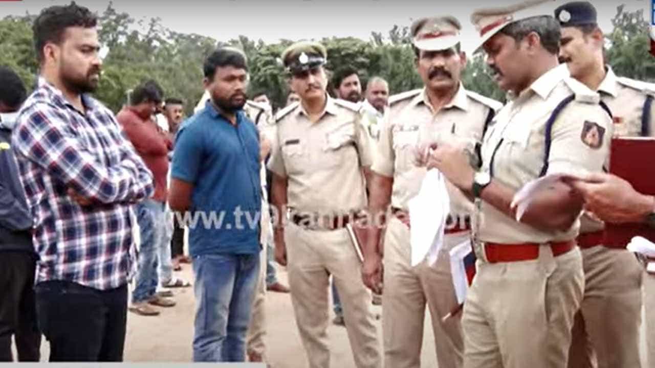 ಬೆಂಗಳೂರು ಗ್ರಾಮಾಂತರ ಜಿಲ್ಲೆಯ ರೌಡಿಗಳ ಪರೇಡ್ ನಡೆಸಿ ಬಾಲ ಬಿಚ್ಚದಂತೆ ಎಚ್ಚರಿಸಿದರು ಎಸ್ ಪಿ ಕೊನಾ ವಂಶಿಕೃಷ್ಣ ಬೆಂಗಳೂರು ಗ್ರಾಮಾಂತರ ಜಿಲ್ಲೆಯ ರೌಡಿಗಳ ಪರೇಡ್ ನಡೆಸಿ ಬಾಲ ಬಿಚ್ಚದಂತೆ ಎಚ್ಚರಿಸಿದರು ಎಸ್ ಪಿ ಕೊನಾ ವಂಶಿಕೃಷ್ಣ