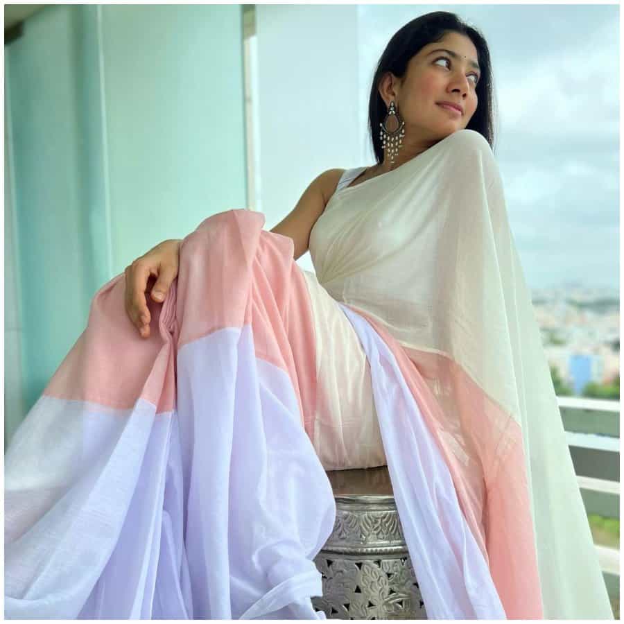 ನಟಿ ಸಾಯಿ ಪಲ್ಲವಿ ಅವರು ಆಡಂಬರಕ್ಕಿಂತಲೂ ಸರಳತೆಗೆ ಹೆಚ್ಚು ಮಹತ್ವ ನೀಡುತ್ತಾರೆ. ಆ ಕಾರಣದಿಂದಲೇ ಅವರನ್ನು ಅಭಿಮಾನಿಗಳು ಹೆಚ್ಚು ಇಷ್ಟಪಡುತ್ತಾರೆ. ದೇಶಾದ್ಯಂತ ಅವರಿಗೆ ಫ್ಯಾನ್ಸ್ ಇದ್ದಾರೆ.