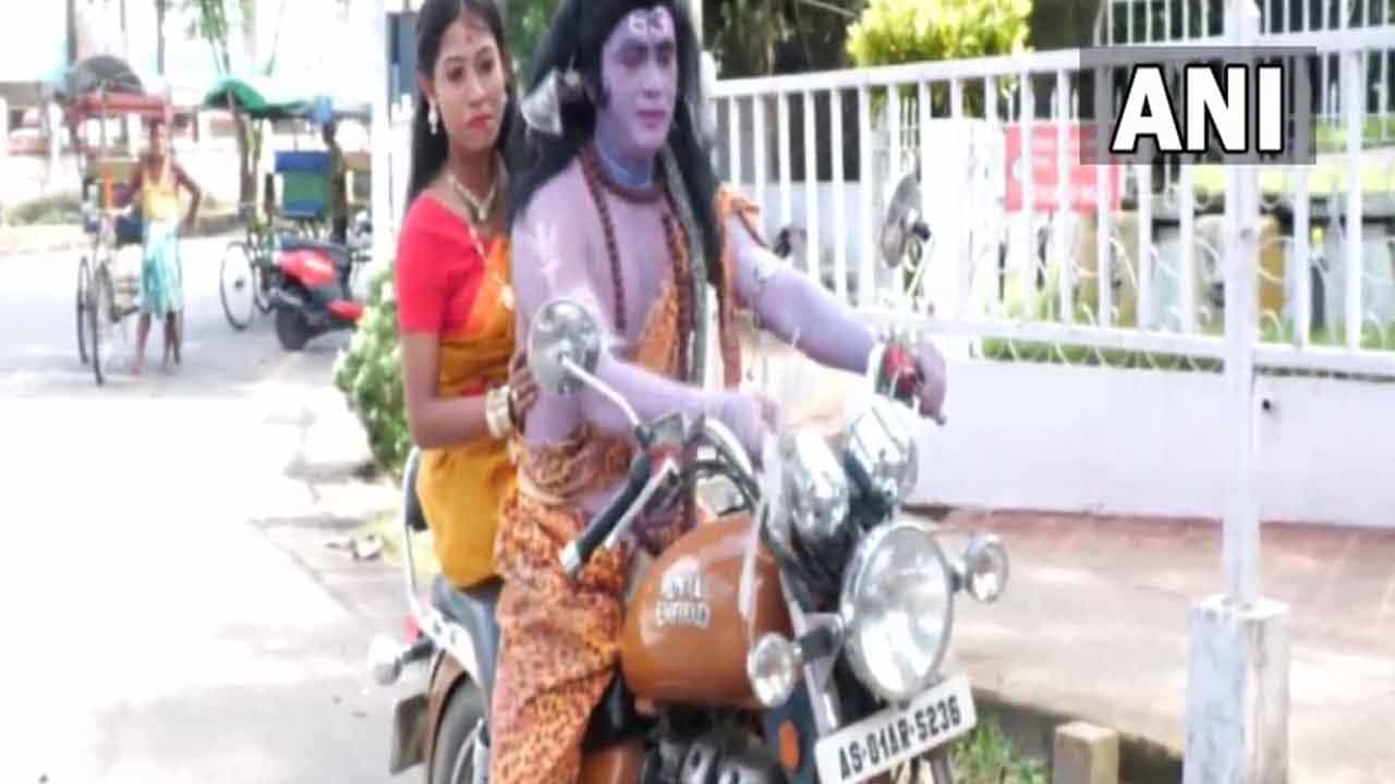 ಬೆಲೆ ಏರಿಕೆ ವಿರುದ್ಧ ಪ್ರತಿಭಟಿಸಿದ ಶಿವ ಪಾರ್ವತಿ; ಶಿವನ ವೇಷ ಧರಿಸಿದ ವ್ಯಕ್ತಿಯ ಬಂಧನ, ಬಿಡುಗಡೆ ಬೆಲೆ ಏರಿಕೆ ವಿರುದ್ಧ ಪ್ರತಿಭಟಿಸಿದ ಶಿವ ಪಾರ್ವತಿ; ಶಿವನ ವೇಷ ಧರಿಸಿದ ವ್ಯಕ್ತಿಯ ಬಂಧನ, ಬಿಡುಗಡೆ