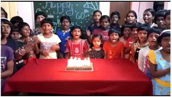 ಮಕ್ಕಳಿಂದ ಶಿವರಾಜ್ಕುಮಾರ್ಗೆ ಕ್ಯೂಟ್ ಬರ್ತ್ಡೇ ವಿಶ್; ದೇವಸ್ಥಾನದಲ್ಲಿ ವಿಶೇಷ ಪೂಜೆ ಮಕ್ಕಳಿಂದ ಶಿವರಾಜ್ಕುಮಾರ್ಗೆ ಕ್ಯೂಟ್ ಬರ್ತ್ಡೇ ವಿಶ್; ದೇವಸ್ಥಾನದಲ್ಲಿ ವಿಶೇಷ ಪೂಜೆ