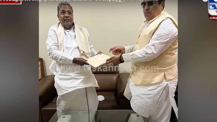 ಮಗಳ ಮದುವೆ ಆಮಂತ್ರಣ ನೀಡಲು ಸಿ ಎಮ್ ಇಬ್ರಾಹಿಂ ಹಳೆ ದೋಸ್ತಿ ಸಿದ್ದರಾಮಯ್ಯನವರ ನಿವಾಸಕ್ಕೆ ಆಗಮಿಸಿದರು! ಮಗಳ ಮದುವೆ ಆಮಂತ್ರಣ ನೀಡಲು ಸಿ ಎಮ್ ಇಬ್ರಾಹಿಂ ಹಳೆ ದೋಸ್ತಿ ಸಿದ್ದರಾಮಯ್ಯನವರ ನಿವಾಸಕ್ಕೆ ಆಗಮಿಸಿದರು!