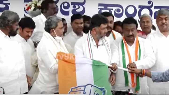 ಶಿವಕುಮಾರ ಜೊತೆ ಹಸ್ತಲಾಘವ ಮಾಡಲು ಮುಂದಾಗದ ಸಿದ್ದರಾಮಯ್ಯ; ಈಗಲೂ ನಾನೊಂದು ತೀರ ನೀನೊಂದು ತೀರ... ಶಿವಕುಮಾರ ಜೊತೆ ಹಸ್ತಲಾಘವ ಮಾಡಲು ಮುಂದಾಗದ ಸಿದ್ದರಾಮಯ್ಯ; ಈಗಲೂ ನಾನೊಂದು ತೀರ ನೀನೊಂದು ತೀರ...