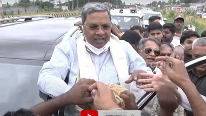 ದಾವಣಗೆರೆಗೆ ಹೊರಟ ಸಿದ್ದರಾಮಯ್ಯರನ್ನು ತುಮಕೂರಿನಲ್ಲಿ ತಡೆದ ಕಾರ್ಯಕರ್ತರು ‘ಭಾವಿ ಮುಖ್ಯಮಂತ್ರಿಗೆ ಜೈ’ ಅಂದರು! ದಾವಣಗೆರೆಗೆ ಹೊರಟ ಸಿದ್ದರಾಮಯ್ಯರನ್ನು ತುಮಕೂರಿನಲ್ಲಿ ತಡೆದ ಕಾರ್ಯಕರ್ತರು ‘ಭಾವಿ ಮುಖ್ಯಮಂತ್ರಿಗೆ ಜೈ’ ಅಂದರು!