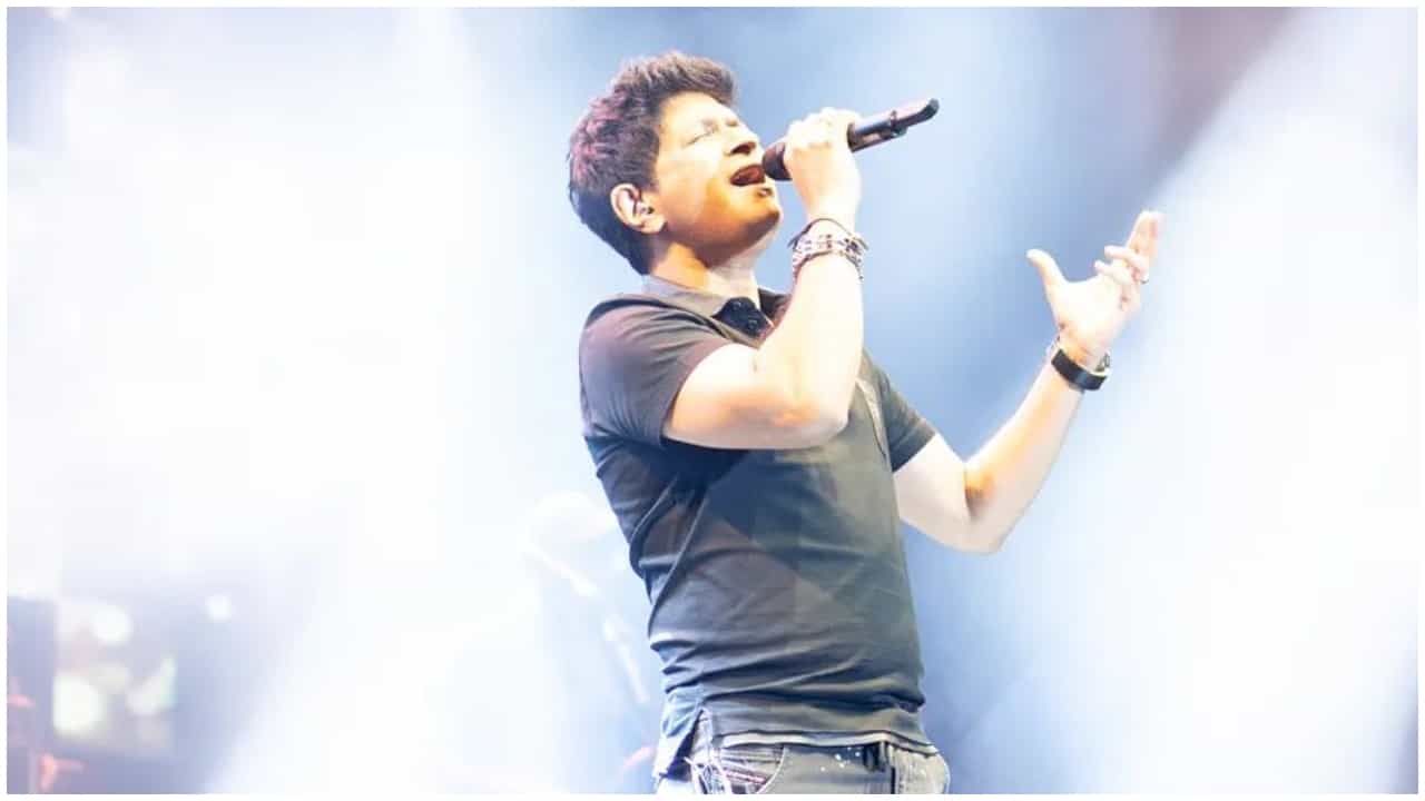 Singer KK: ಗಾಯಕ ಕೆಕೆ ನಿಧನರಾಗಿ ಒಂದೂವರೆ ತಿಂಗಳ ಬಳಿಕ ಭಾವುಕ ಬರಹ ಹಂಚಿಕೊಂಡ ಪತ್ನಿ-ಮಕ್ಕಳು Singer KK: ಗಾಯಕ ಕೆಕೆ ನಿಧನರಾಗಿ ಒಂದೂವರೆ ತಿಂಗಳ ಬಳಿಕ ಭಾವುಕ ಬರಹ ಹಂಚಿಕೊಂಡ ಪತ್ನಿ-ಮಕ್ಕಳು