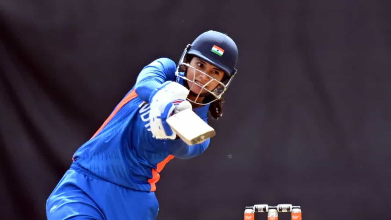 ಭಾರತ ಮಹಿಳಾ ಕ್ರಿಕೆಟ್ ತಂಡದ ಸ್ಟಾರ್ ಬ್ಯಾಟರ್ ಸ್ಮೃತಿ ಮಂಧಾನ ಅತ್ಯುತ್ತಮ ಫಾರ್ಮ್ನಲ್ಲಿದ್ದು, ಮಂಧಾನ ಅವರ ಬ್ಯಾಟ್ನಿಂದ ನಿರಂತರವಾಗಿ ರನ್ ಗಳಿಸುತ್ತಿದ್ದಾರೆ. ಇಂಗ್ಲೆಂಡಿನಲ್ಲಿ ನಡೆಯುತ್ತಿರುವ ಏಕದಿನ ಸರಣಿಯಲ್ಲೂ ತಮ್ಮ ಅಬ್ಬರ ಮುಂದುವರೆಸಿರುವ ಮಂಧಾನ ತಮ್ಮ ಹೆಸರಿನಲ್ಲಿ ಅನೇಕ ದಾಖಲೆಗಳನ್ನು ಸಹ ಮಾಡುತ್ತಿದ್ದಾರೆ. ಇಂಗ್ಲೆಂಡ್ ವಿರುದ್ಧದ ಮೊದಲ ಏಕದಿನ ಪಂದ್ಯದಲ್ಲಿ ಅಮೋಘ ಇನ್ನಿಂಗ್ಸ್ ಆಡಿದ ಸ್ಮೃತಿ ಎರಡನೇ ಏಕದಿನ ಪಂದ್ಯದಲ್ಲೂ ತಂಡಕ್ಕೆ ಉತ್ತಮ ಆರಂಭ ನೀಡಿ ತಮ್ಮ ಹೆಸರಿನಲ್ಲಿ ವಿಶೇಷ ದಾಖಲೆಯನ್ನೂ ಬರೆದುಕೊಂಡಿದ್ದಾರೆ.