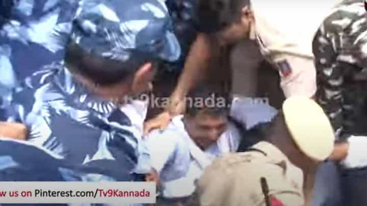 ದೆಹಲಿ ಪೊಲೀಸರೊಂದಿಗೆ ಯುವ ಕಾಂಗ್ರೆಸ್ ನಾಯಕ ಶ್ರೀನಿವಾಸ ಮತ್ತೇ ತಿಕ್ಕಾಟ! ದೆಹಲಿ ಪೊಲೀಸರೊಂದಿಗೆ ಯುವ ಕಾಂಗ್ರೆಸ್ ನಾಯಕ ಶ್ರೀನಿವಾಸ ಮತ್ತೇ ತಿಕ್ಕಾಟ!
