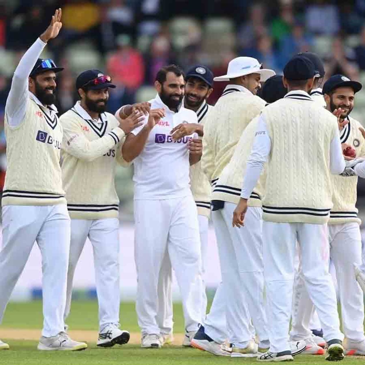 ಬರ್ಮಿಂಗ್ ಹ್ಯಾಮ್​ನಲ್ಲಿ ನಡೆಯುತ್ತಿರುವ ಇಂಗ್ಲೆಂಡ್ ವಿರುದ್ಧದ ಅಂತಿಮ ಐದನೇ ಟೆಸ್ಟ್ ಪಂದ್ಯದಲ್ಲಿ ಟೀಮ್ ಇಂಡಿಯಾ ಬೃಹತ್ ಮುನ್ನಡೆಯತ್ತ ದಾಪುಗಾಲಿಡುತ್ತಿದೆ. ಮೊದಲ ಇನ್ನಿಂಗ್ಸ್ನಲ್ಲಿ 416 ರನ್ ಕಲೆಹಾಕಿದ್ದ ಭಾರತ ಬಳಿಕ ಇಂಗ್ಲೆಂಡ್ ಅನ್ನು 284 ರನ್ ಗೆ ಕಟ್ಟಿ ಹಾಕುವಲ್ಲಿ ಯಶಸ್ವಿಯಾಯಿತು. ಇದೀಗ ಎರಡನೇ ಇನ್ನಿಂಗ್ಸ್ನಲ್ಲಿ ಬುಮ್ರಾ ಪಡೆ ಮೂರನೇ ದಿನದಾಟದ ಅಂತ್ಯಕ್ಕೆ 3 ವಿಕೆಟ್ ಕಳೆದುಕೊಂಡು 125 ರನ್ ಗಳಿಸಿದೆ.