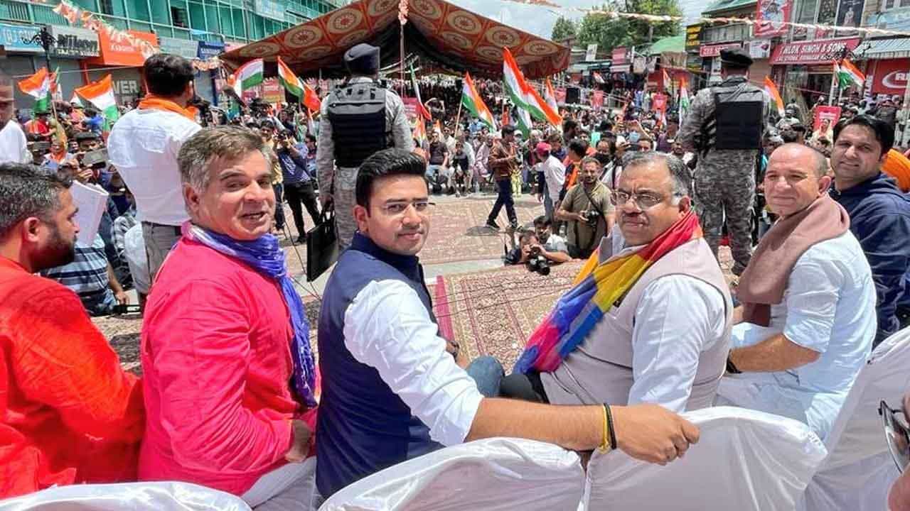 Tiranga Rally 2022: ಶ್ರೀನಗರದಿಂದ ಲೇಹ್ಗೆ ತಿರಂಗಾ ಯಾತ್ರೆ; ಇಂದು ಕಾರ್ಗಿಲ್ನಲ್ಲಿ ತೇಜಸ್ವಿ ಸೂರ್ಯ ಧ್ವಜಾರೋಹಣ Tiranga Rally 2022: ಶ್ರೀನಗರದಿಂದ ಲೇಹ್ಗೆ ತಿರಂಗಾ ಯಾತ್ರೆ; ಇಂದು ಕಾರ್ಗಿಲ್ನಲ್ಲಿ ತೇಜಸ್ವಿ ಸೂರ್ಯ ಧ್ವಜಾರೋಹಣ