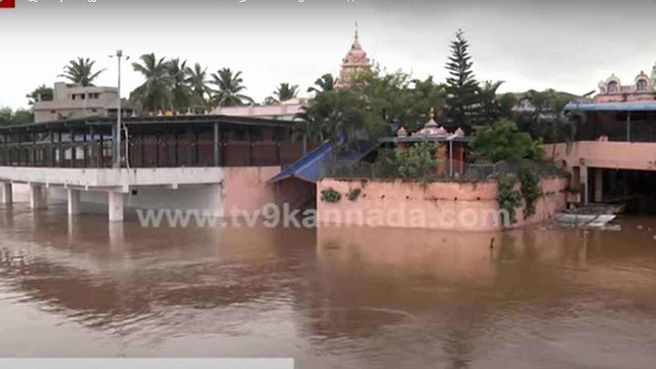 ಉಕ್ಕಿ ಹರಿಯುತ್ತಿರುವ ತುಂಗಭದ್ರಾ, ಉಕ್ಕಡಗಾತ್ರಿ ಪುಣ್ಯಕ್ಷೇತ್ರ ಜಲಾವೃತ