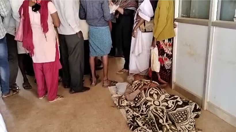 ತಾಲ್ಲೂಕು ಕಚೇರಿಗೆ ಅಲೆ ಅಲೆದು ಸುಸ್ತಾದ ಅಜ್ಜಿ ಶ್ರೀನಿವಾಸಪುರ ತಹಶೀಲ್ದಾರ್ ಕಚೇರಿ ಬಾಗಿಲಲ್ಲಿ ಮಲಗಿ ಪ್ರತಿಭಟನೆ!