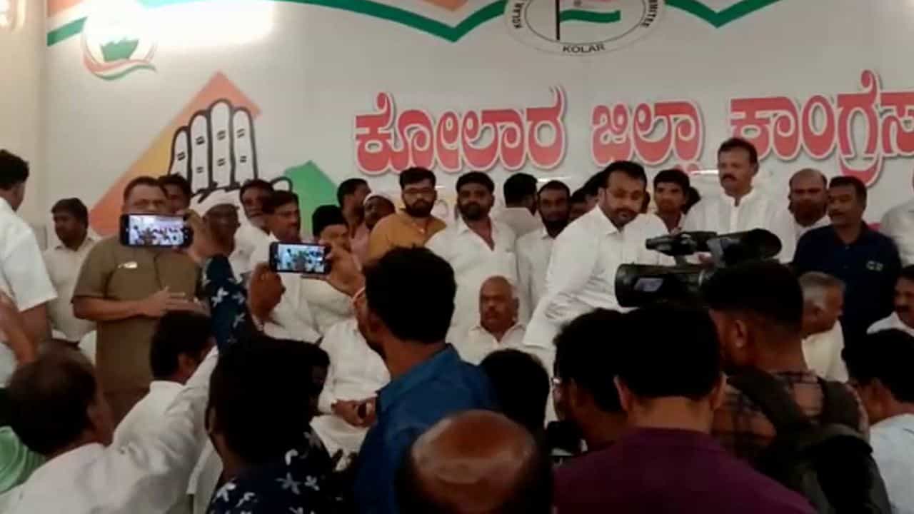 KR Ramesh Kumar ಕೋಲಾರ ಕಾಂಗ್ರೆಸ್ ಕಚೇರಿಯಲ್ಲಿ ಗಲಾಟೆ :ದೃಶ್ಯ ಸೆರೆ ಹಿಡಿಯುತ್ತಿದ್ದ ಪತ್ರಕರ್ತರ ಮೇಲೆ ಮಾಜಿ ಸ್ಪೀಕರ್ ರಮೇಶ್ ಕುಮಾರ್ ಹಲ್ಲೆ KR Ramesh Kumar ಕೋಲಾರ ಕಾಂಗ್ರೆಸ್ ಕಚೇರಿಯಲ್ಲಿ ಗಲಾಟೆ :ದೃಶ್ಯ ಸೆರೆ ಹಿಡಿಯುತ್ತಿದ್ದ ಪತ್ರಕರ್ತರ ಮೇಲೆ ಮಾಜಿ ಸ್ಪೀಕರ್ ರಮೇಶ್ ಕುಮಾರ್ ಹಲ್ಲೆ