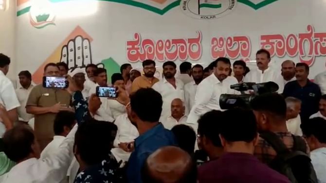 KR Ramesh Kumar ಕೋಲಾರ ಕಾಂಗ್ರೆಸ್ ಕಚೇರಿಯಲ್ಲಿ ಗಲಾಟೆ :ದೃಶ್ಯ ಸೆರೆ ಹಿಡಿಯುತ್ತಿದ್ದ ಪತ್ರಕರ್ತರ ಮೇಲೆ ಮಾಜಿ ಸ್ಪೀಕರ್ ರಮೇಶ್ ಕುಮಾರ್ ಹಲ್ಲೆ KR Ramesh Kumar ಕೋಲಾರ ಕಾಂಗ್ರೆಸ್ ಕಚೇರಿಯಲ್ಲಿ ಗಲಾಟೆ :ದೃಶ್ಯ ಸೆರೆ ಹಿಡಿಯುತ್ತಿದ್ದ ಪತ್ರಕರ್ತರ ಮೇಲೆ ಮಾಜಿ ಸ್ಪೀಕರ್ ರಮೇಶ್ ಕುಮಾರ್ ಹಲ್ಲೆ