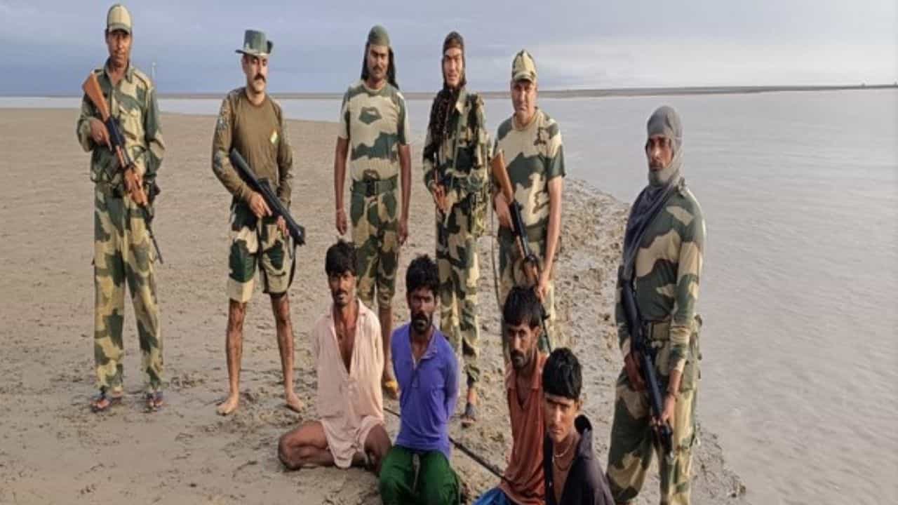 ನಾಲ್ವರು ಪಾಕಿಸ್ತಾನಿ ಮೀನುಗಾರರನ್ನು ಬಂಧಿಸಿದ ಗಡಿ ಭದ್ರತಾ ಪಡೆ ನಾಲ್ವರು ಪಾಕಿಸ್ತಾನಿ ಮೀನುಗಾರರನ್ನು ಬಂಧಿಸಿದ ಗಡಿ ಭದ್ರತಾ ಪಡೆ