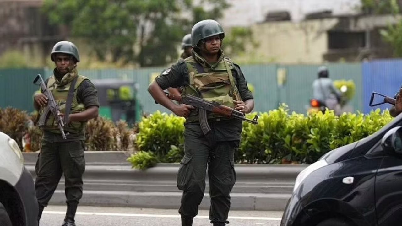 BREAKING: ಶ್ರೀಲಂಕಾದ ಟಿವಿ, ರೇಡಿಯೋ ಕೇಂದ್ರಗಳು ಲಂಕಾ ಸೇನಾ ಸುಪರ್ದಿಗೆ, ದೂರದರ್ಶನ ಪ್ರಸಾರ ಸ್ಥಗಿತ BREAKING: ಶ್ರೀಲಂಕಾದ ಟಿವಿ, ರೇಡಿಯೋ ಕೇಂದ್ರಗಳು ಲಂಕಾ ಸೇನಾ ಸುಪರ್ದಿಗೆ, ದೂರದರ್ಶನ ಪ್ರಸಾರ ಸ್ಥಗಿತ