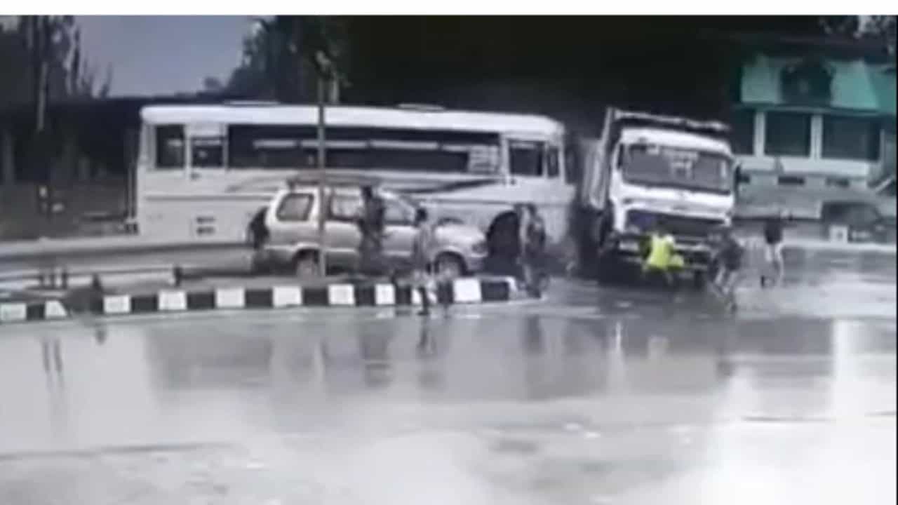 Amarnath: ಅಮರನಾಥ ಯಾತ್ರಿಕರಿದ್ದ ಬಸ್ಸು ಡಂಪ್ ಟ್ರಕ್ಗೆ ಡಿಕ್ಕಿ, ಹತ್ತಕ್ಕೂ ಹೆಚ್ಚು ಮಂದಿಗೆ ಗಾಯ Amarnath: ಅಮರನಾಥ ಯಾತ್ರಿಕರಿದ್ದ ಬಸ್ಸು ಡಂಪ್ ಟ್ರಕ್ಗೆ ಡಿಕ್ಕಿ, ಹತ್ತಕ್ಕೂ ಹೆಚ್ಚು ಮಂದಿಗೆ ಗಾಯ