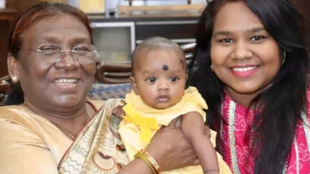 Draupadi Murmu: ಪತಿ, 2 ಪುತ್ರರನ್ನು ಕಳೆದುಕೊಂಡ ದ್ರೌಪದಿ ಮುರ್ಮು ಜೀವನ ಹೇಗಿತ್ತು, ಈ ಬಗ್ಗೆ ಚಿಕ್ಕಮ್ಮ ಹೇಳಿದ್ದೇನು ಗೊತ್ತಾ? Draupadi Murmu: ಪತಿ, 2 ಪುತ್ರರನ್ನು ಕಳೆದುಕೊಂಡ ದ್ರೌಪದಿ ಮುರ್ಮು ಜೀವನ ಹೇಗಿತ್ತು, ಈ ಬಗ್ಗೆ ಚಿಕ್ಕಮ್ಮ ಹೇಳಿದ್ದೇನು ಗೊತ್ತಾ?