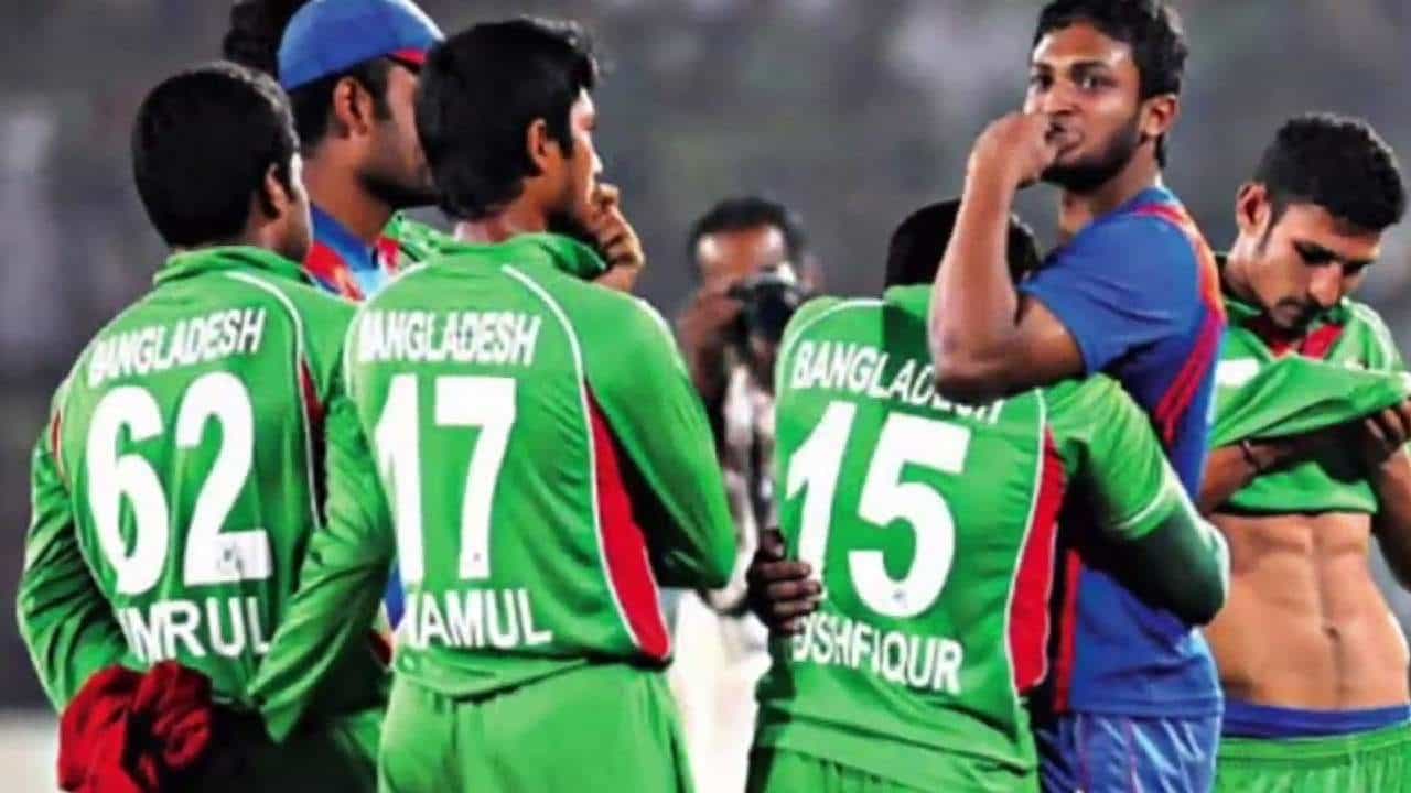 WI vs BAN: ಹೀನಾಯ ಸೋಲಿನ ಬೆನ್ನಲ್ಲೇ ಬಾಂಗ್ಲಾ ತಂಡಕ್ಕೆ ಶೇ.20 ರಷ್ಟು ದಂಡ..! WI vs BAN: ಹೀನಾಯ ಸೋಲಿನ ಬೆನ್ನಲ್ಲೇ ಬಾಂಗ್ಲಾ ತಂಡಕ್ಕೆ ಶೇ.20 ರಷ್ಟು ದಂಡ..!