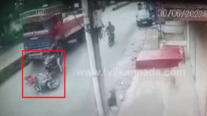 Belagavi: ಸ್ಕೂಟರ್ನಿಂದ ಸ್ಕಿಡ್ ಆಗಿ ಬೀಳುವ ಯುವತಿ ಲಾರಿಯ ಚಕ್ರದಡಿಗೆ ಸಿಲುಕದಿರುವುದು ಪವಾಡವೇ ಸರಿ! Belagavi: ಸ್ಕೂಟರ್ನಿಂದ ಸ್ಕಿಡ್ ಆಗಿ ಬೀಳುವ ಯುವತಿ ಲಾರಿಯ ಚಕ್ರದಡಿಗೆ ಸಿಲುಕದಿರುವುದು ಪವಾಡವೇ ಸರಿ!