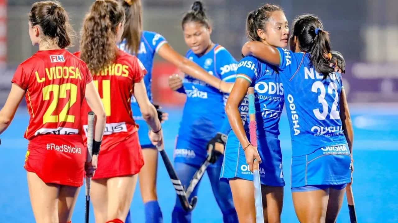 Women's Hockey World Cup 2022: ಕ್ವಾರ್ಟರ್ಫೈನಲ್ ರೇಸ್ನಿಂದ ಹೊರಬಿದ್ದ ಭಾರತ; ವಿಶ್ವಕಪ್ ಗೆಲ್ಲುವ ಕನಸು ಭಗ್ನ Women's Hockey World Cup 2022: ಕ್ವಾರ್ಟರ್ಫೈನಲ್ ರೇಸ್ನಿಂದ ಹೊರಬಿದ್ದ ಭಾರತ; ವಿಶ್ವಕಪ್ ಗೆಲ್ಲುವ ಕನಸು ಭಗ್ನ