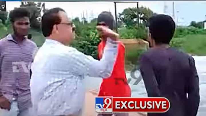 ಕೊಪ್ಪಳ: ಅಪಾಯಕಾರಿಮಟ್ಟದಲ್ಲಿ ನೀರು ಹರಿಯುತ್ತಿದ್ದ ಸೇತುವೆ ಮೇಲೆ ಸೆಲ್ಫೀ ತೆಗೆದುಕೊಳ್ಳಲೆತ್ನಿಸಿದ ಯುವಕನಿಗೆ ಅಧಿಕಾರಿಯಿಂದ ಕಪಾಳಮೋಕ್ಷ! ಕೊಪ್ಪಳ: ಅಪಾಯಕಾರಿಮಟ್ಟದಲ್ಲಿ ನೀರು ಹರಿಯುತ್ತಿದ್ದ ಸೇತುವೆ ಮೇಲೆ ಸೆಲ್ಫೀ ತೆಗೆದುಕೊಳ್ಳಲೆತ್ನಿಸಿದ ಯುವಕನಿಗೆ ಅಧಿಕಾರಿಯಿಂದ ಕಪಾಳಮೋಕ್ಷ!