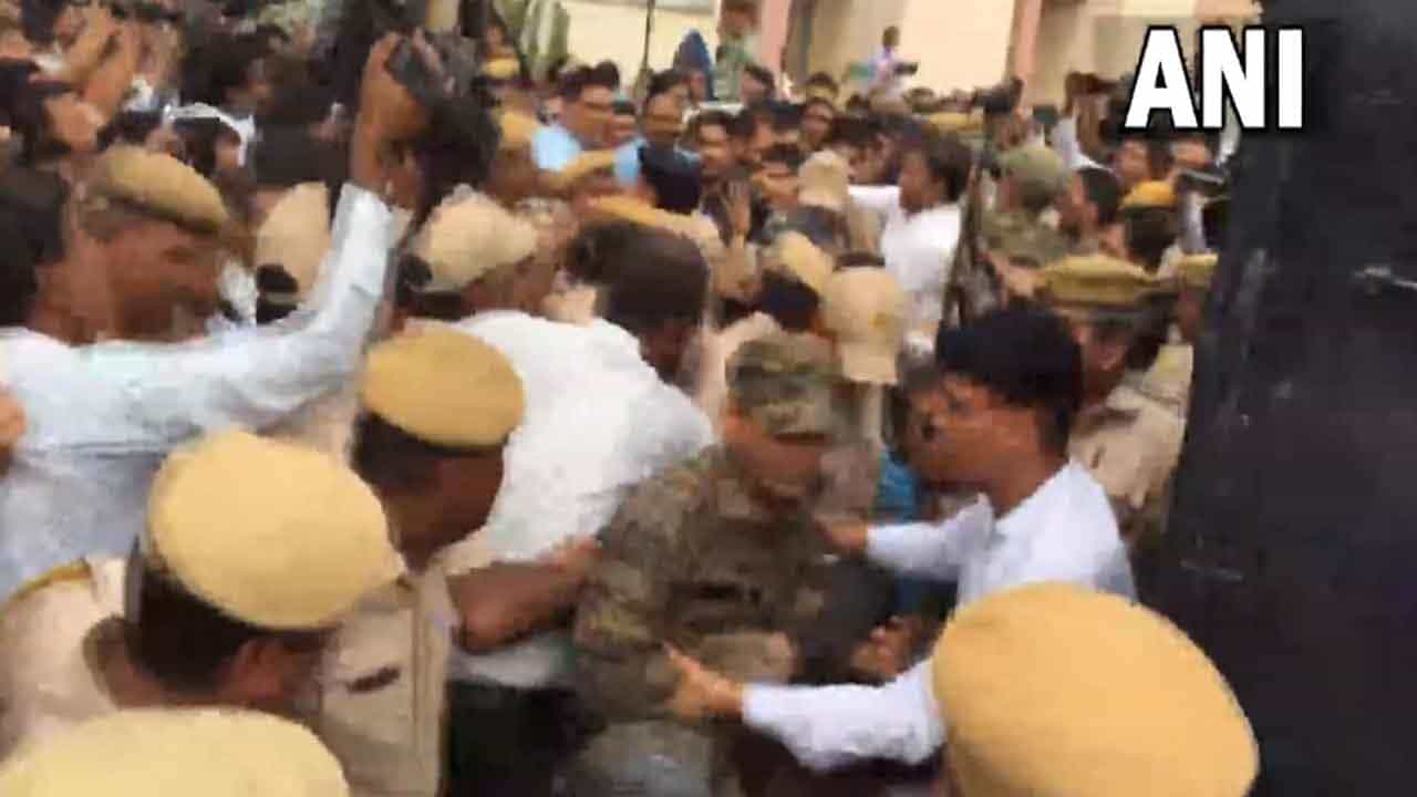 Udaipur Tailor Murder ಜೈಪುರ ನ್ಯಾಯಾಲಯದ ಹೊರಗಡೆ ಸೇರಿದ್ದ ಜನರಿಂದ ಉದಯಪುರ ಟೈಲರ್ ಹಂತಕರ ಮೇಲೆ ಹಲ್ಲೆ Udaipur Tailor Murder ಜೈಪುರ ನ್ಯಾಯಾಲಯದ ಹೊರಗಡೆ ಸೇರಿದ್ದ ಜನರಿಂದ ಉದಯಪುರ ಟೈಲರ್ ಹಂತಕರ ಮೇಲೆ ಹಲ್ಲೆ