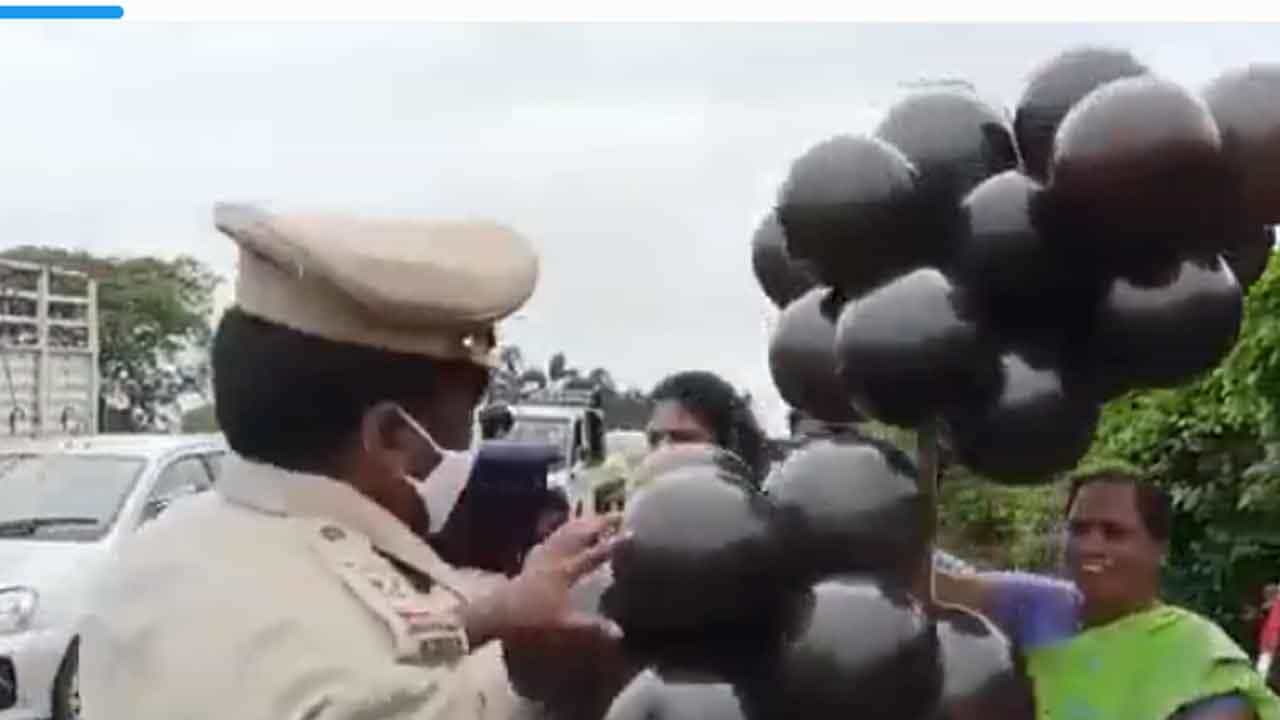 ಭದ್ರತಾ ಲೋಪ: ಪ್ರಧಾನಿ ಹೆಲಿಕಾಪ್ಟರ್ ಹಾರಿದ ಕೂಡಲೇ ಗನ್ನಾವರಂನಲ್ಲಿ ಕಪ್ಪು ಬಲೂನ್ ಹಾರಿಸಿದ ಕಾಂಗ್ರೆಸ್ ಭದ್ರತಾ ಲೋಪ: ಪ್ರಧಾನಿ ಹೆಲಿಕಾಪ್ಟರ್ ಹಾರಿದ ಕೂಡಲೇ ಗನ್ನಾವರಂನಲ್ಲಿ ಕಪ್ಪು ಬಲೂನ್ ಹಾರಿಸಿದ ಕಾಂಗ್ರೆಸ್