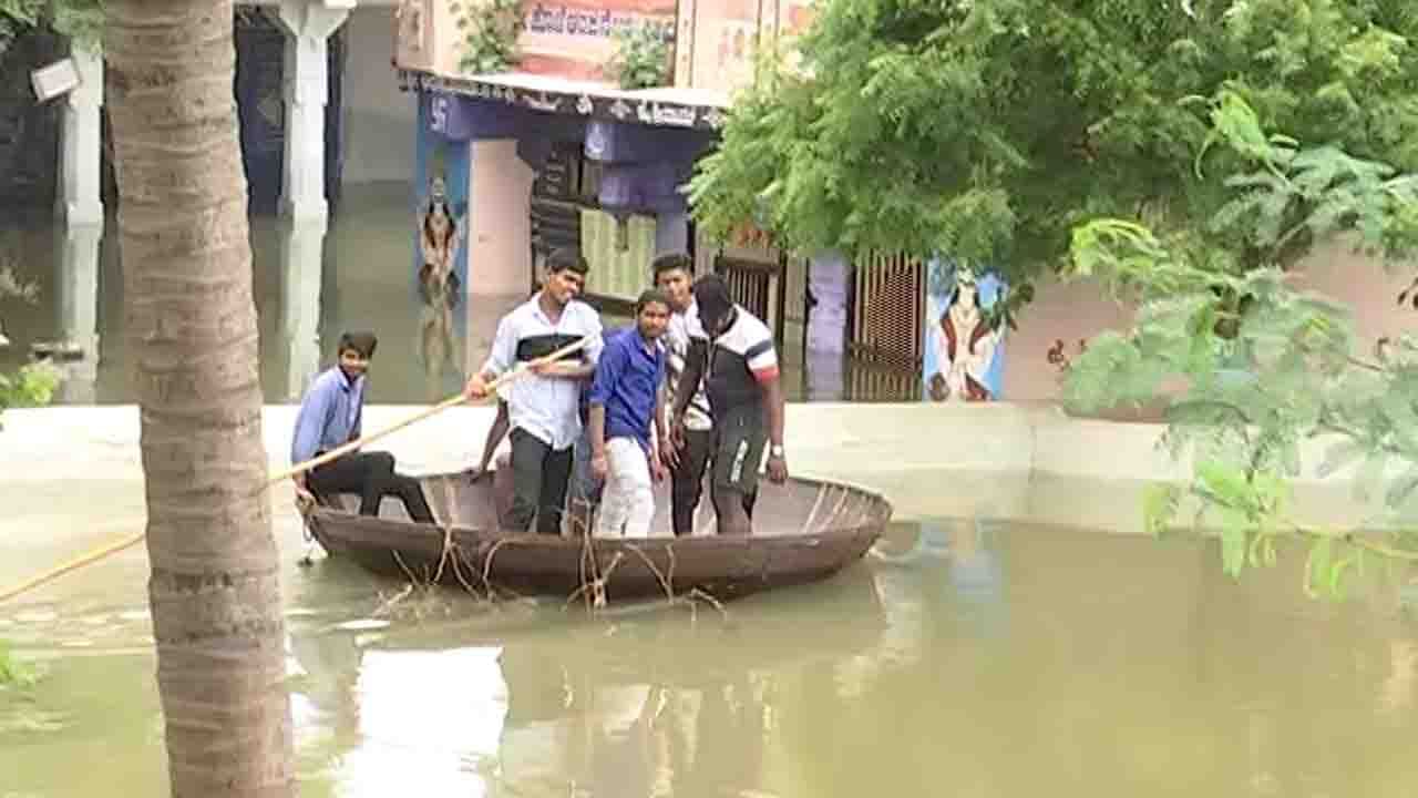 ತುಂಗಭದ್ರಾದಿಂದ ಭಾರೀ ನೀರು ಬಿಡುಗಡೆ: ಕಂಪ್ಲಿಯ ಕೋಟೆ ಪ್ರದೇಶ ಸಂಪೂರ್ಣ ಜಲಾವೃತ, ಪ್ರಾಣವನ್ನೂ ಲೆಕ್ಕಿಸದೆ ತೆಪ್ಪದಲ್ಲಿ ರೈತರ ದುಸ್ಸಾಹಸ