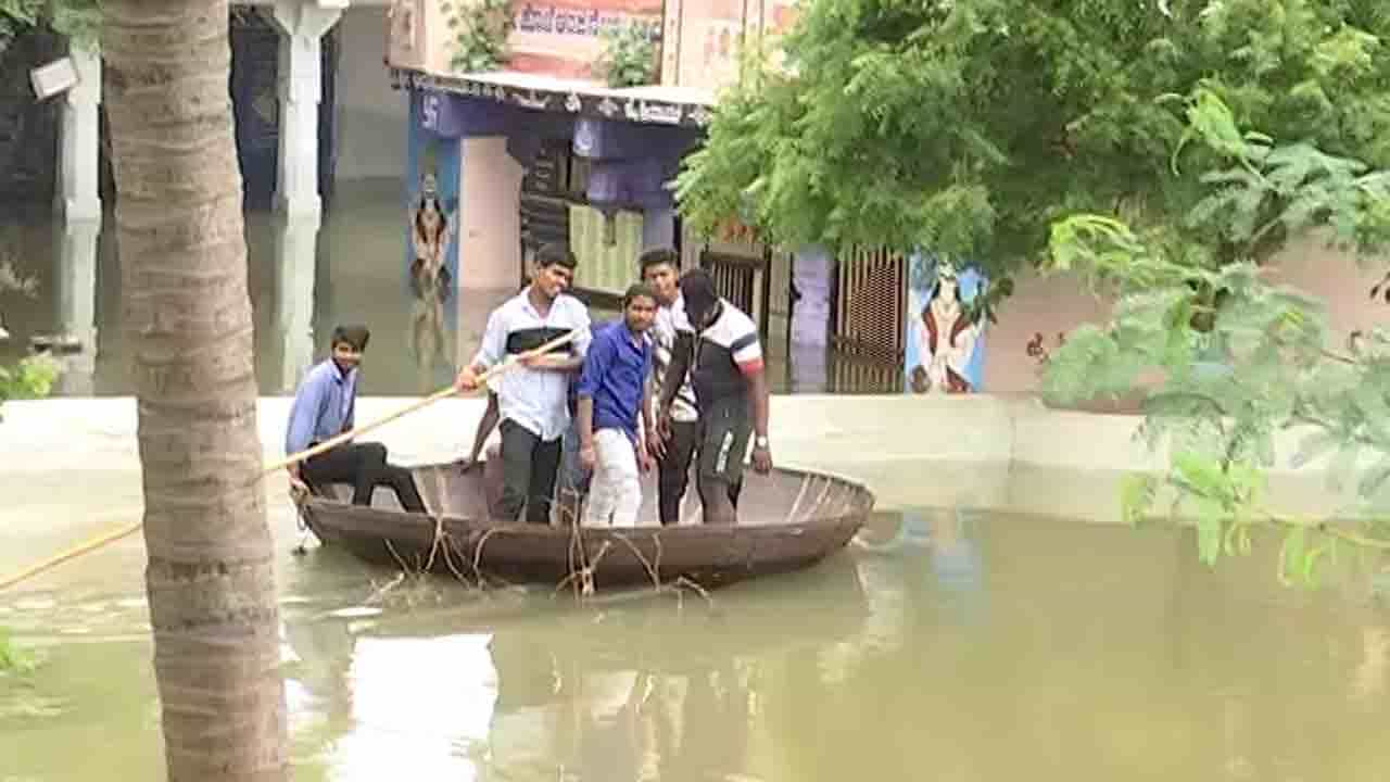 ತುಂಗಭದ್ರಾದಿಂದ ಭಾರೀ ನೀರು ಬಿಡುಗಡೆ: ಕಂಪ್ಲಿಯ ಕೋಟೆ ಪ್ರದೇಶ ಸಂಪೂರ್ಣ ಜಲಾವೃತ, ಪ್ರಾಣವನ್ನೂ ಲೆಕ್ಕಿಸದೆ ತೆಪ್ಪದಲ್ಲಿ ರೈತರ ದುಸ್ಸಾಹಸ ತುಂಗಭದ್ರಾದಿಂದ ಭಾರೀ ನೀರು ಬಿಡುಗಡೆ: ಕಂಪ್ಲಿಯ ಕೋಟೆ ಪ್ರದೇಶ ಸಂಪೂರ್ಣ ಜಲಾವೃತ, ಪ್ರಾಣವನ್ನೂ ಲೆಕ್ಕಿಸದೆ ತೆಪ್ಪದಲ್ಲಿ ರೈತರ ದುಸ್ಸಾಹಸ