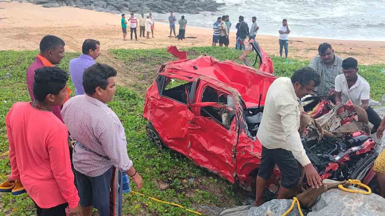 ಮರವಂತೆ ಸಮುದ್ರಕ್ಕೆ ಉರುಳಿದ ಕಾರು! ಸಮುದ್ರ ಪಾಲಾದ ವ್ಯಕ್ತಿಗಾಗಿ ಹುಡುಕಾಟ