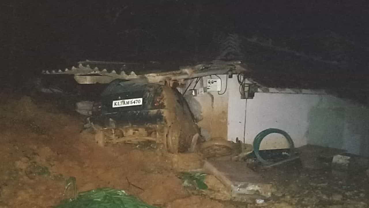 ಮಂಗಳೂರು: ಭಾರೀ ಮಳೆಗೆ ಮನೆ ಮೇಲೆ ಏಕಾಏಕಿ ಜರಿದು ಬಿದ್ದ ಗುಡ್ಡ - ಇಬ್ಬರ ರಕ್ಷಣೆ, ಇಬ್ಬರಿಗಾಗಿ ಹುಡುಕಾಟ ಮಂಗಳೂರು: ಭಾರೀ ಮಳೆಗೆ ಮನೆ ಮೇಲೆ ಏಕಾಏಕಿ ಜರಿದು ಬಿದ್ದ ಗುಡ್ಡ - ಇಬ್ಬರ ರಕ್ಷಣೆ, ಇಬ್ಬರಿಗಾಗಿ ಹುಡುಕಾಟ