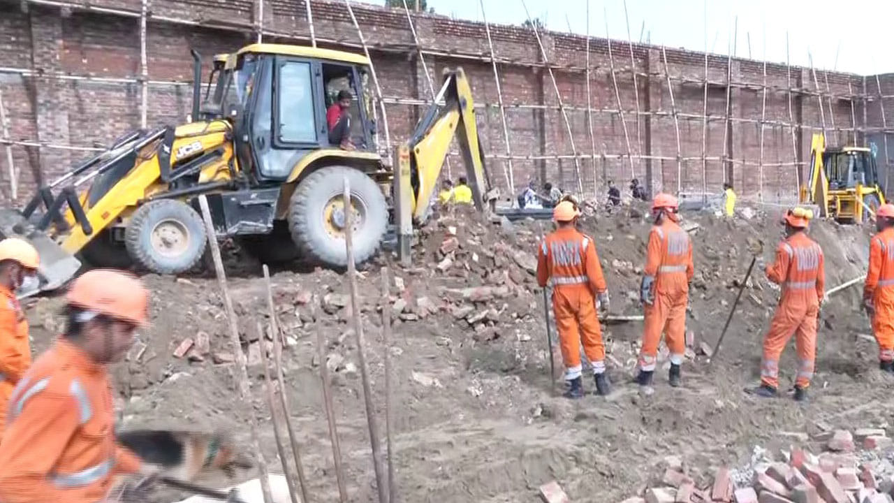 ದೆಹಲಿಯ ಅಲಿಪುರ್ನಲ್ಲಿ ಗೋಡೆ ಕುಸಿದು ಐವರು ದುರ್ಮರಣ; 9 ಮಂದಿಗೆ ಗಾಯ ದೆಹಲಿಯ ಅಲಿಪುರ್ನಲ್ಲಿ ಗೋಡೆ ಕುಸಿದು ಐವರು ದುರ್ಮರಣ; 9 ಮಂದಿಗೆ ಗಾಯ