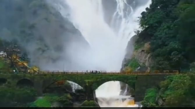 Dudhsagar Falls: ಭೂಮಿ-ಸ್ವರ್ಗದ ಮಿಲನ!; ಹಾಲ್ನೊರೆಯಾಗಿ ಧುಮ್ಮಿಕ್ಕುವ ದೂಧ್ಸಾಗರ್ ಜಲಪಾತದ ವಿಡಿಯೋ ವೈರಲ್ Dudhsagar Falls: ಭೂಮಿ-ಸ್ವರ್ಗದ ಮಿಲನ!; ಹಾಲ್ನೊರೆಯಾಗಿ ಧುಮ್ಮಿಕ್ಕುವ ದೂಧ್ಸಾಗರ್ ಜಲಪಾತದ ವಿಡಿಯೋ ವೈರಲ್