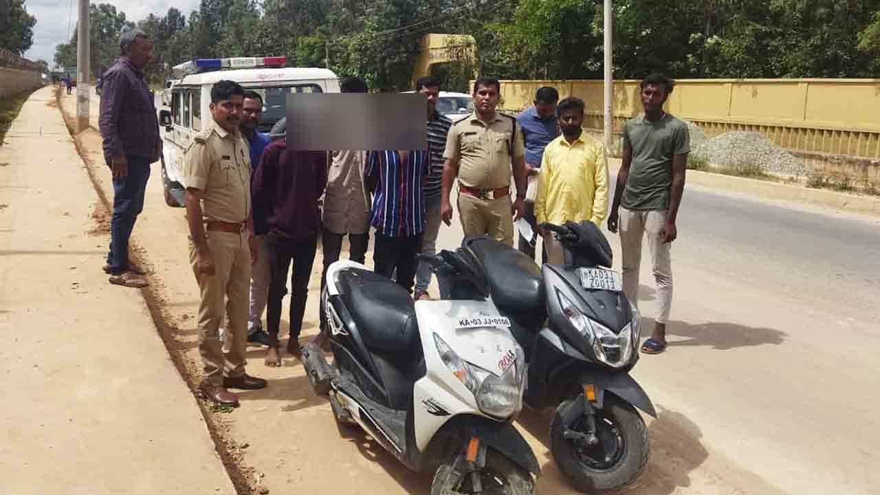ಚಾಕಲೇಟ್ ಕವರ್ನಲ್ಲಿ ಕಾಲೇಜು ವಿದ್ಯಾರ್ಥಿಗಳಿಗೆ ಡ್ರಗ್ಸ್ ಮಾರುತ್ತಿದ್ದ ನಾಲ್ವರು ಅರೆಸ್ಟ್! ಚಾಕಲೇಟ್ ಕವರ್ನಲ್ಲಿ ಕಾಲೇಜು ವಿದ್ಯಾರ್ಥಿಗಳಿಗೆ ಡ್ರಗ್ಸ್ ಮಾರುತ್ತಿದ್ದ ನಾಲ್ವರು ಅರೆಸ್ಟ್!