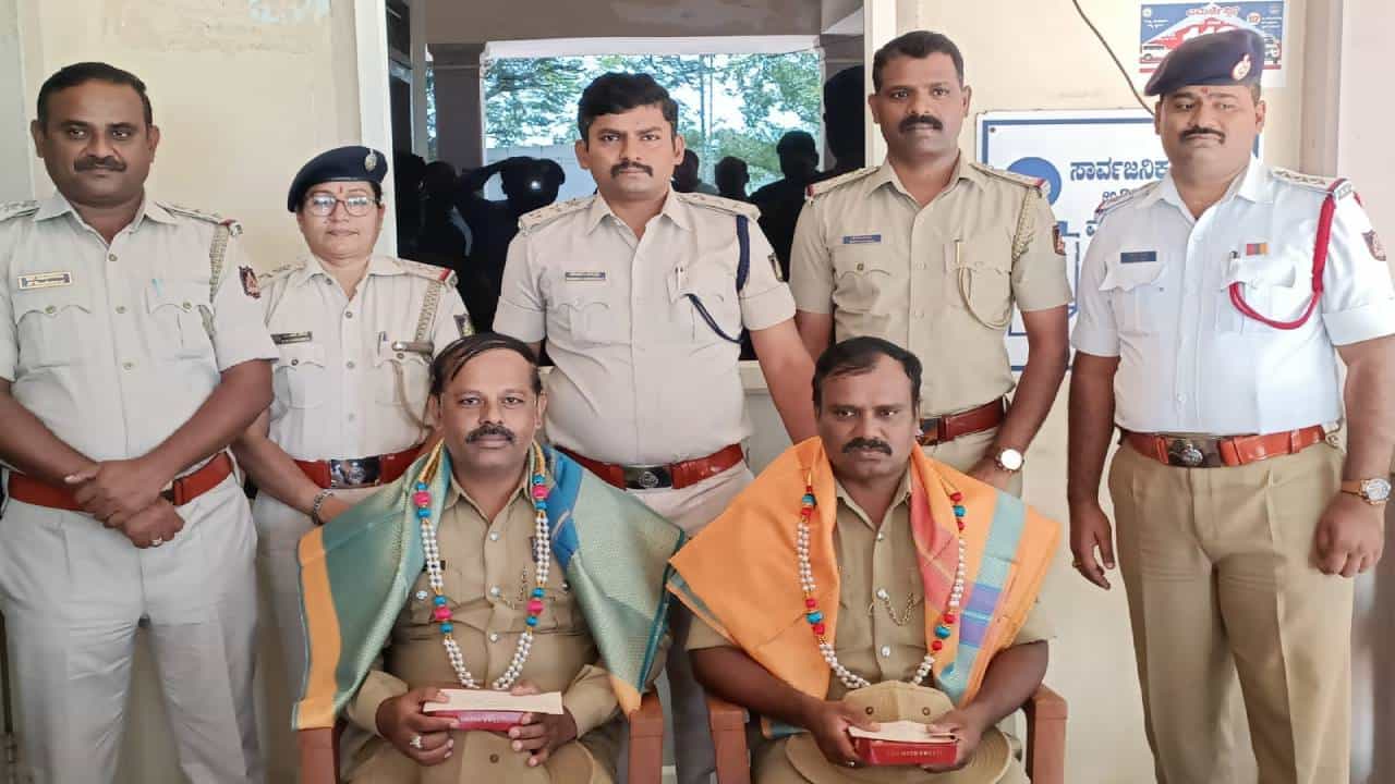 ಬ್ಯಾಂಕ್ ಕಳ್ಳತನಕ್ಕೆ ಯತ್ನಿಸುತ್ತಿದ್ದ ಖದೀಮರು ಅರೆಸ್ಟ್: ಪೊಲೀಸ್ ಸಿಬ್ಬಂದಿಗೆ ನಗದು ನೀಡಿ, ಮೆಚ್ಚುಗೆ ಸೂಚಿಸಿದ ಡಿವೈಎಸ್ಪಿ ಬ್ಯಾಂಕ್ ಕಳ್ಳತನಕ್ಕೆ ಯತ್ನಿಸುತ್ತಿದ್ದ ಖದೀಮರು ಅರೆಸ್ಟ್: ಪೊಲೀಸ್ ಸಿಬ್ಬಂದಿಗೆ ನಗದು ನೀಡಿ, ಮೆಚ್ಚುಗೆ ಸೂಚಿಸಿದ ಡಿವೈಎಸ್ಪಿ