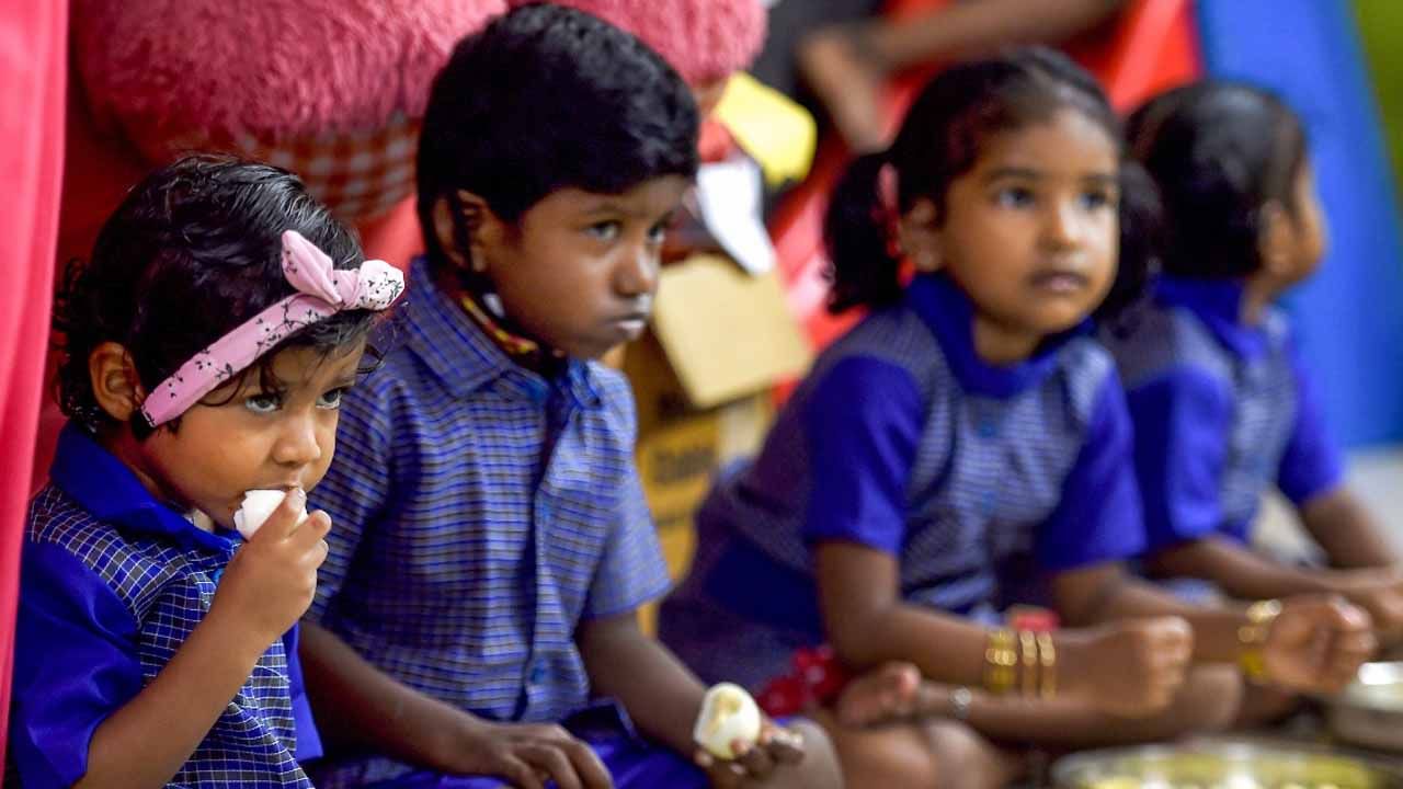 ಶಾಲೆಗಳಲ್ಲಿ ವಿದ್ಯಾರ್ಥಿಗಳಿಗೆ ಮೊಟ್ಟೆ ನೀಡದಂತೆ ಶಿಕ್ಷಣ ಇಲಾಖೆಗೆ ಶಿಫಾರಸ್ಸು! ಎನ್ಇಪಿ ಸಮಿತಿ ವಿರುದ್ಧ ತೀವ್ರ ಆಕ್ರೋಶ ಶಾಲೆಗಳಲ್ಲಿ ವಿದ್ಯಾರ್ಥಿಗಳಿಗೆ ಮೊಟ್ಟೆ ನೀಡದಂತೆ ಶಿಕ್ಷಣ ಇಲಾಖೆಗೆ ಶಿಫಾರಸ್ಸು! ಎನ್ಇಪಿ ಸಮಿತಿ ವಿರುದ್ಧ ತೀವ್ರ ಆಕ್ರೋಶ