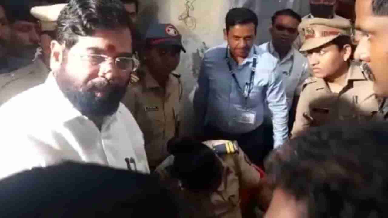 Eknath Shinde: ಪ್ರಜ್ಞೆ ತಪ್ಪಿದ ಮಹಿಳಾ ಕಾನ್​ಸ್ಟೆಬಲ್​ಗೆ ಸಹಾಯ ಮಾಡಿದ ಮಹಾರಾಷ್ಟ್ರ ಸಿಎಂ ಏಕನಾಥ್ ಶಿಂಧೆ; ವಿಡಿಯೋ ವೈರಲ್