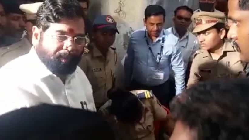 Eknath Shinde: ಪ್ರಜ್ಞೆ ತಪ್ಪಿದ ಮಹಿಳಾ ಕಾನ್ಸ್ಟೆಬಲ್ಗೆ ಸಹಾಯ ಮಾಡಿದ ಮಹಾರಾಷ್ಟ್ರ ಸಿಎಂ ಏಕನಾಥ್ ಶಿಂಧೆ; ವಿಡಿಯೋ ವೈರಲ್