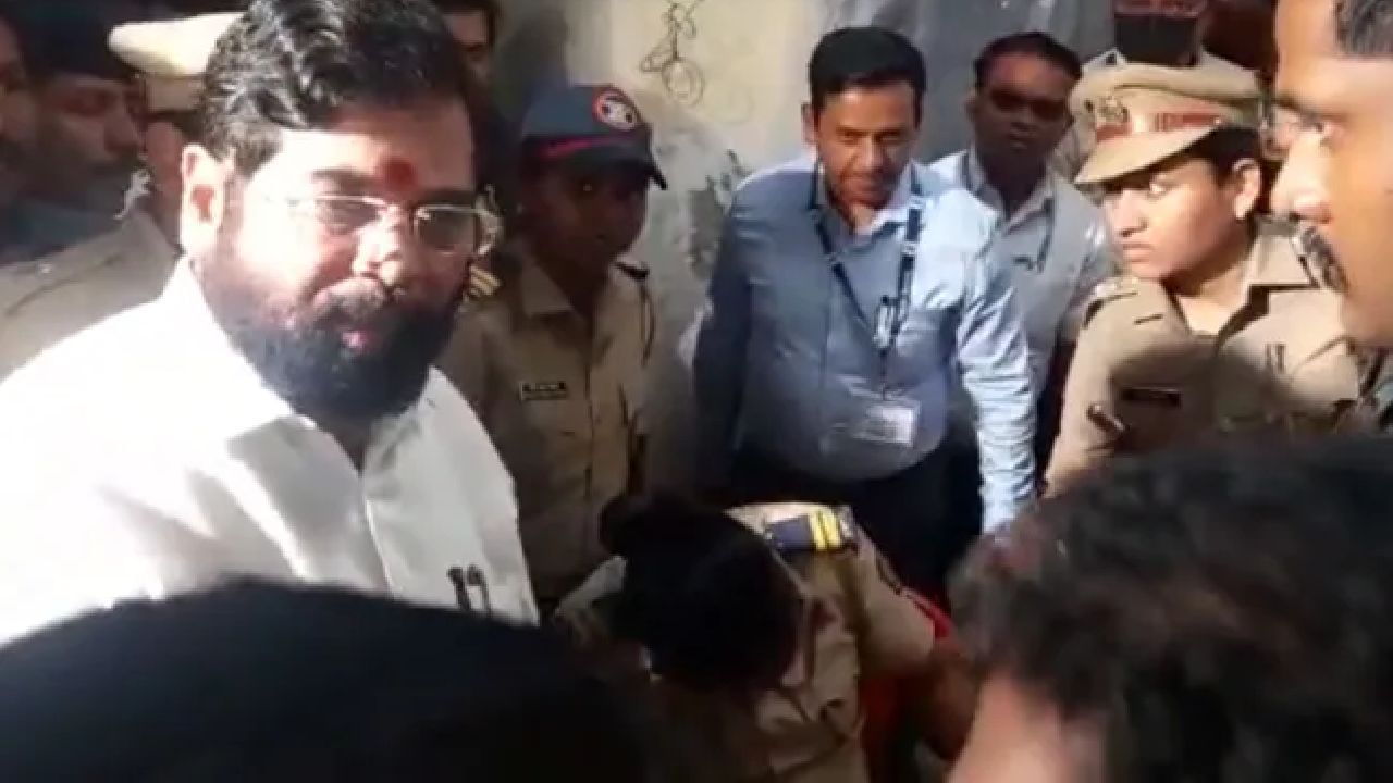 Eknath Shinde: ಪ್ರಜ್ಞೆ ತಪ್ಪಿದ ಮಹಿಳಾ ಕಾನ್​ಸ್ಟೆಬಲ್​ಗೆ ಸಹಾಯ ಮಾಡಿದ ಮಹಾರಾಷ್ಟ್ರ ಸಿಎಂ ಏಕನಾಥ್ ಶಿಂಧೆ; ವಿಡಿಯೋ ವೈರಲ್