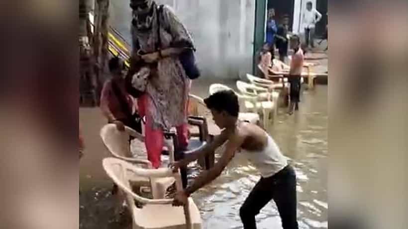 Viral Video: ಮಳೆ ನೀರು ತುಂಬಿದ ಶಾಲೆಯೊಳಗೆ ಬರಲು ಟೀಚರ್ಗೆ ಪ್ಲಾಸ್ಟಿಕ್ ಕುರ್ಚಿ ಜೋಡಿಸಿಟ್ಟ ವಿದ್ಯಾರ್ಥಿಗಳು; ಶಿಕ್ಷಕಿ ಅಮಾನತು