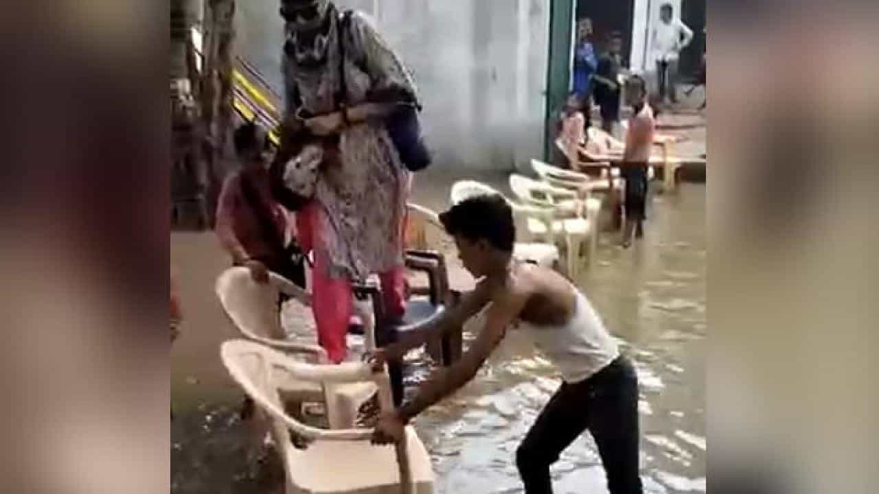 Viral Video: ಮಳೆ ನೀರು ತುಂಬಿದ ಶಾಲೆಯೊಳಗೆ ಬರಲು ಟೀಚರ್ಗೆ ಪ್ಲಾಸ್ಟಿಕ್ ಕುರ್ಚಿ ಜೋಡಿಸಿಟ್ಟ ವಿದ್ಯಾರ್ಥಿಗಳು; ಶಿಕ್ಷಕಿ ಅಮಾನತು Viral Video: ಮಳೆ ನೀರು ತುಂಬಿದ ಶಾಲೆಯೊಳಗೆ ಬರಲು ಟೀಚರ್ಗೆ ಪ್ಲಾಸ್ಟಿಕ್ ಕುರ್ಚಿ ಜೋಡಿಸಿಟ್ಟ ವಿದ್ಯಾರ್ಥಿಗಳು; ಶಿಕ್ಷಕಿ ಅಮಾನತು