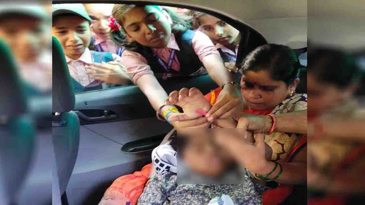 Friendship: ಸಾವು ಬದುಕಿನ ನಡುವೆ ಹೋರಾಡುತ್ತಿದ್ದ ಸ್ನೇಹಿತನಿಗೆ ಫ್ರೆಂಡ್ ಶಿಪ್ ಬ್ಯಾಂಡ್ ಕಟ್ಟಿ ಕಣ್ಣೀರ ವಿದಾಯ ಹೇಳಿದ ಸ್ನೇಹಿತರು Friendship: ಸಾವು ಬದುಕಿನ ನಡುವೆ ಹೋರಾಡುತ್ತಿದ್ದ ಸ್ನೇಹಿತನಿಗೆ ಫ್ರೆಂಡ್ ಶಿಪ್ ಬ್ಯಾಂಡ್ ಕಟ್ಟಿ ಕಣ್ಣೀರ ವಿದಾಯ ಹೇಳಿದ ಸ್ನೇಹಿತರು