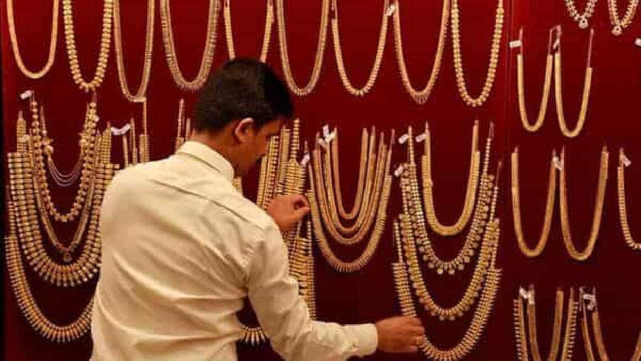 Gold Price Today: ಹೆಚ್ಚಾಗಿದ್ದ ಚಿನ್ನದ ಬೆಲೆ ಮತ್ತೆ ಕುಸಿತ; ಬೆಳ್ಳಿ ದರ ಒಂದೇ ದಿನ 2,000 ರೂ. ಇಳಿಕೆ