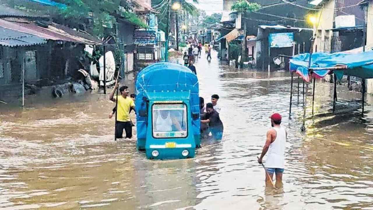 Gujarat Flood: ಗುಜರಾತ್​​ನಲ್ಲಿ ಭಾರೀ ಪ್ರವಾಹದಿಂದ 3,000 ಜನರ ಸ್ಥಳಾಂತರ; ಶಾಲಾ-ಕಾಲೇಜುಗಳಿಗೆ ರಜೆ